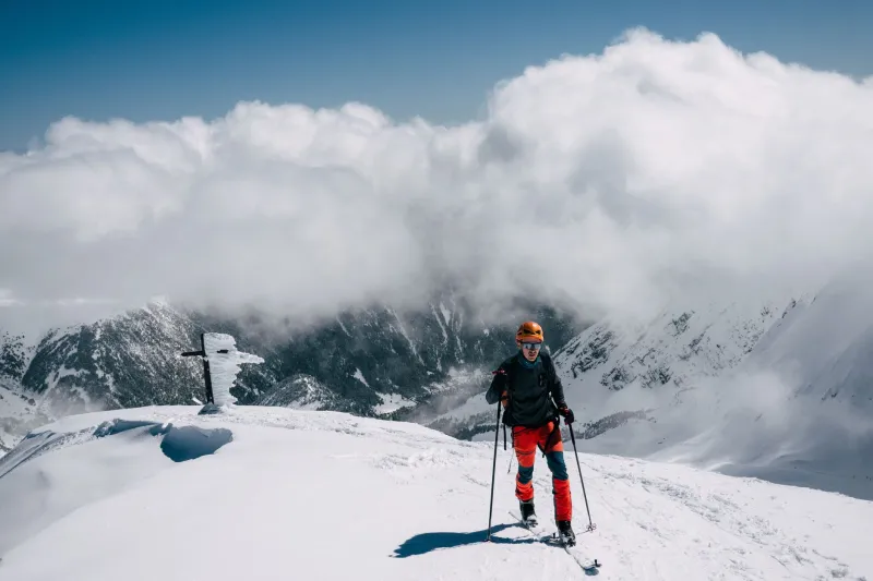 Entre cimes et cosmos : ces alpinistes français pour qui gravir une montagne, c'est déjà partir dans l'espace