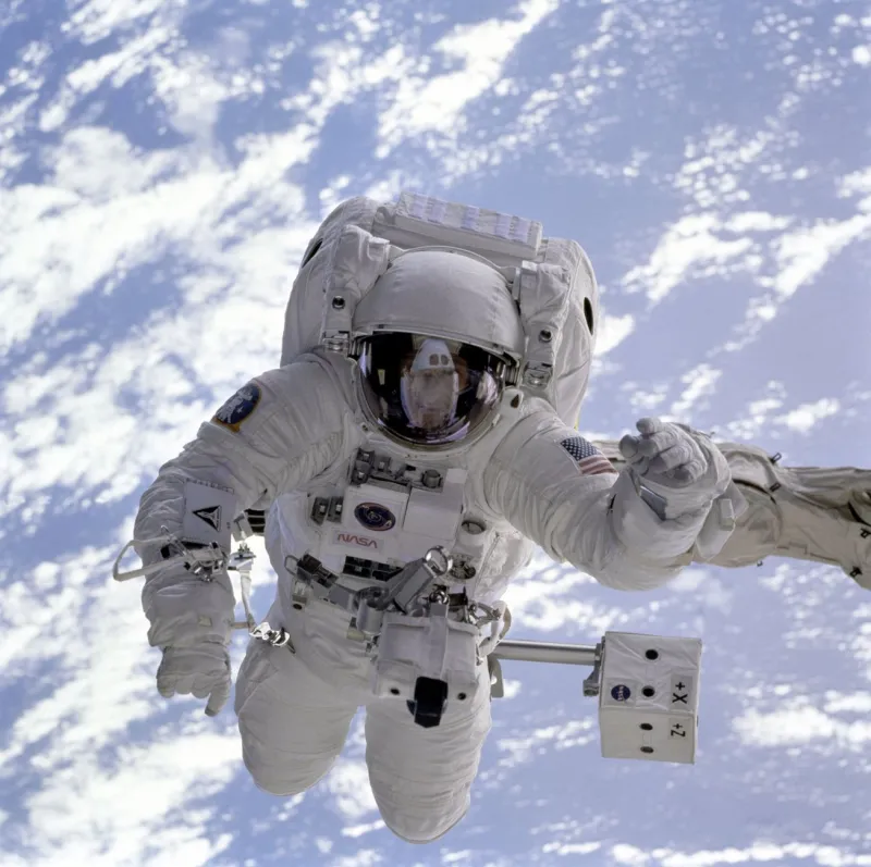 Fermer les yeux à 400 kilomètres du sol : les secrets du sommeil en apesanteur
