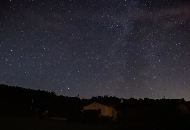 Sous les étoiles de France : guide d'une astronaute amateur pour trouver son coin de cosmos
